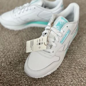 Reebok Classic Leather Sneakers in White 🆕
